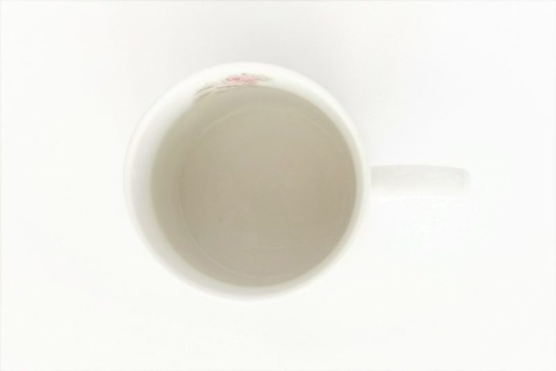 茶渋が落ちて真っ白になったカップ